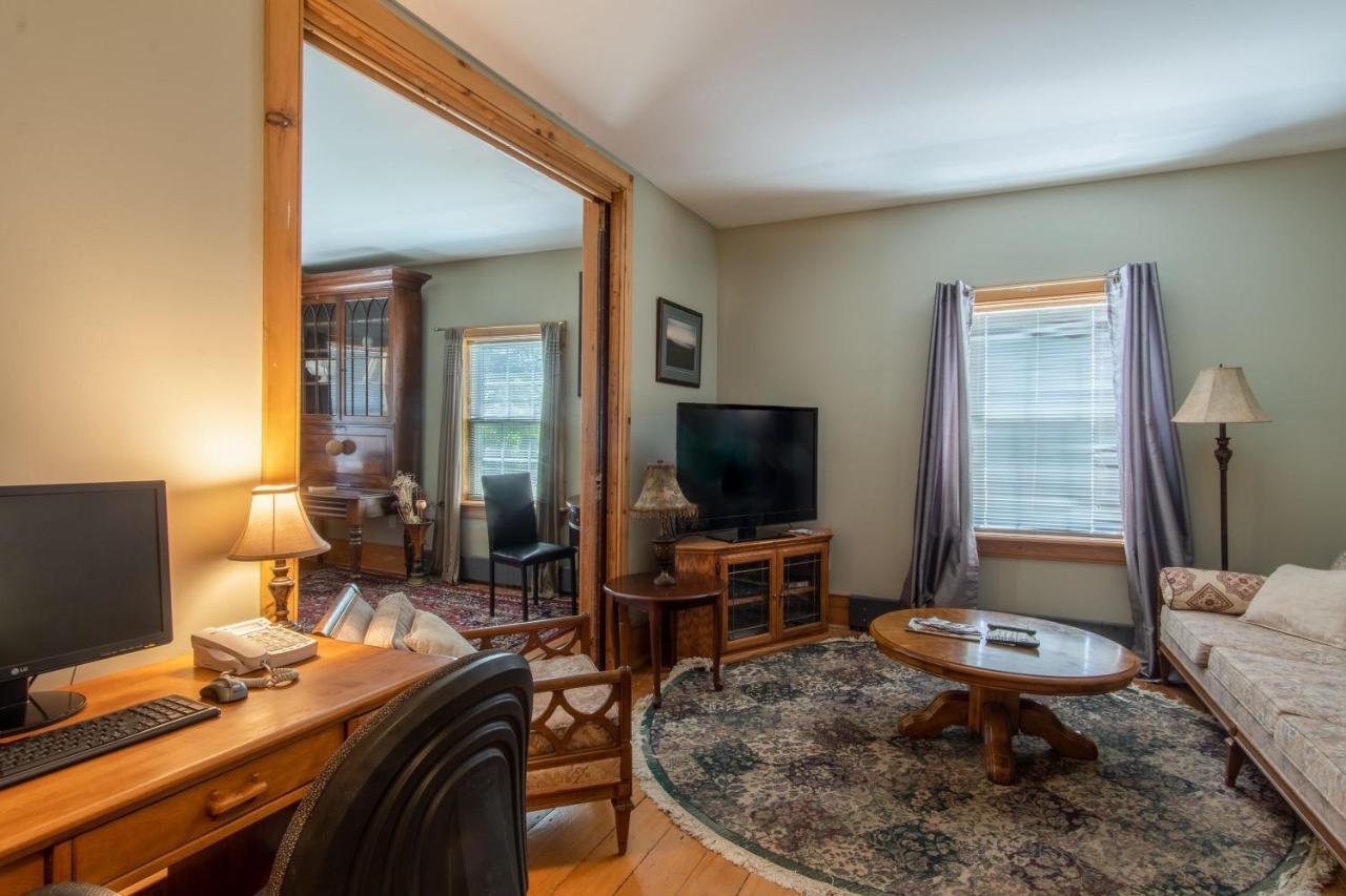 Emilyville Inn Campbellford Exteriör bild